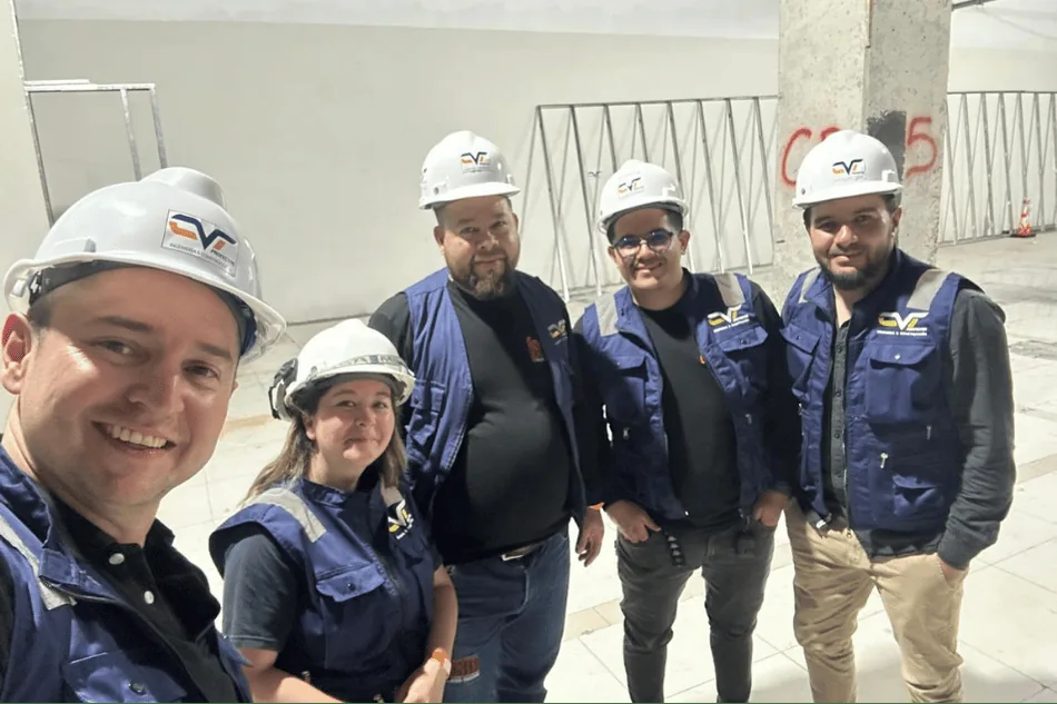 Equipo de [NOMBRE EMPRESA] en una obra, con casco y dotaciu00f3n de la compau00f1u00eda.